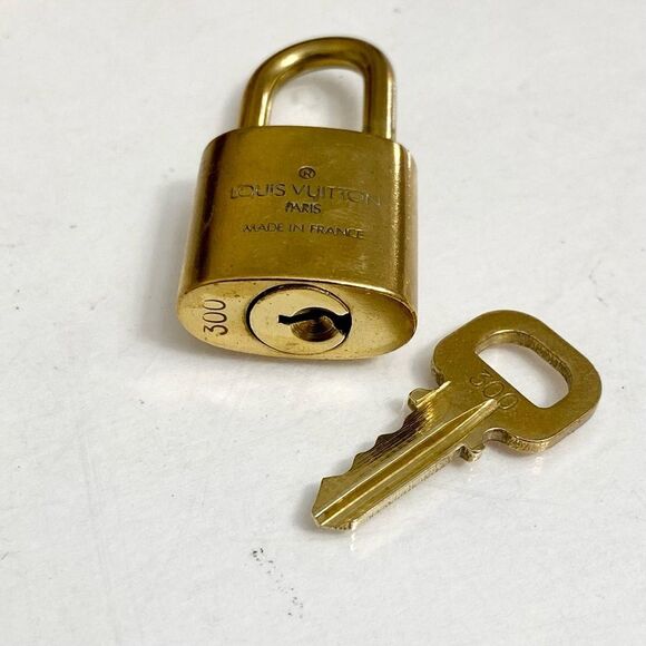 LOUIS VUITTON LOCK AND KEY 🔐 ON GOLD TONE KEYCHAIN #300 - Picture 5 of 8